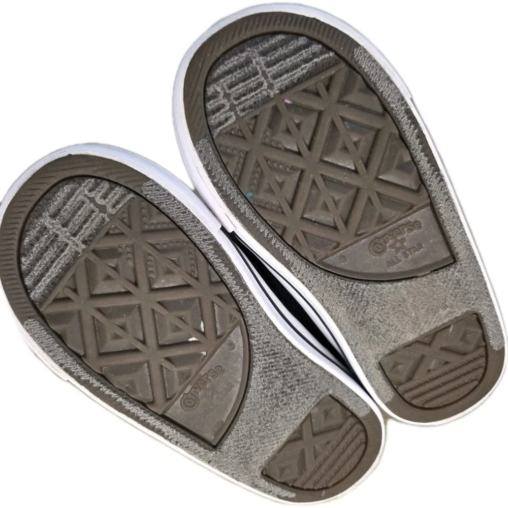 Converse Low Top Sneakers For Kids Size UK8 In Black And White. Has Elastic Band